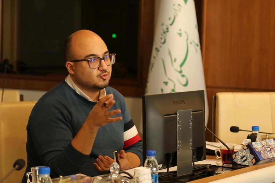 پوریا چترچی، مدیرعامل ویترای، در حال ارائه سامانه هوش تجاری در رویداد رونمایی هلدینگ صباانرژی
